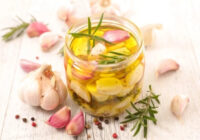 Kraukšķīgi un aromātiski – kā iemarinēt ķiplokus, lai visi prasītu vēl