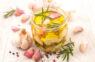 Kraukšķīgi un aromātiski – kā iemarinēt ķiplokus, lai visi prasītu vēl