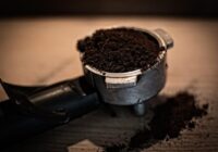 Pareizais veids, kā izmantot kafijas biezumus, lai mēslotu savu mauriņu un dārzu