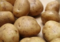 Kartupeļi saglabājas trīsreiz ilgāk, ja tos uzglabā kopā ar vienu konkrētu augli