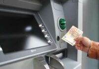 Nauda ir, bet izņemt nevar: Kāpēc Swedbank kartes īpašnieki naudu izņem ārā SEB bankomātos