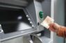 Nauda ir, bet izņemt nevar: Kāpēc Swedbank kartes īpašnieki naudu izņem ārā SEB bankomātos