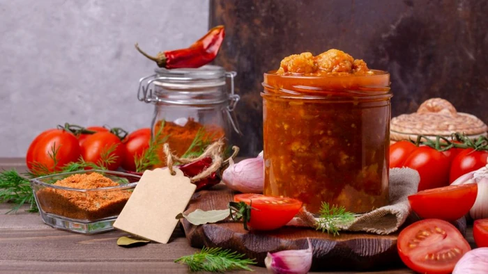 Kāposti tomātu pastas marinādē ziemai – interesanta recepte ziemas krājumiem