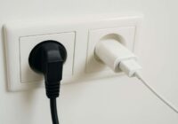 Neatstājiet šīs 3 ierīces rozetē pa nakti – tās klusām tērē vairāk, nekā šķiet