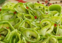 Sulīgie kabaču salāti – izcila recepte, kad nav laika, bet gribas ko īpaši gardu