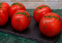 Sulīga marinētu tomātu recepte ar ķiplokiem un garšaugiem – īpaši gards maltītes papildinājums
