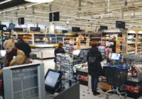 Latvijas veikalos pircēji negaidīti sākuši masveidā pirkt noteiktu pārtikas produktu – kas tam par iemeslu