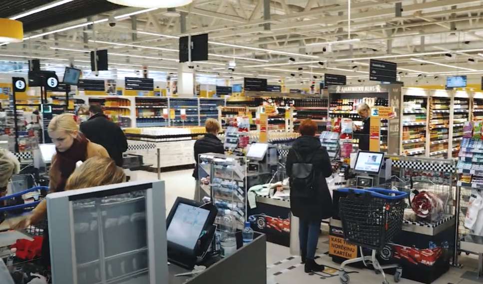 Latvijas veikalos pircēji negaidīti sākuši masveidā pirkt noteiktu pārtikas produktu – kas tam par iemeslu