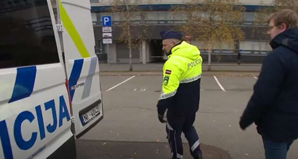 No 12. aprīļa katram auto obligāti jābūt aprīkotam ar šo priekšmetu, pretējā gadījumā vadītājam uz mēnesi atņems tiesības – kurā valstī šāds likums pieņemts
