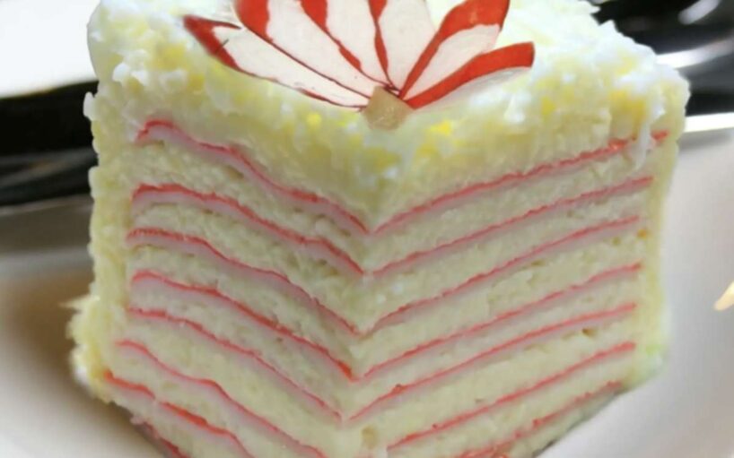 Sāļā torte “Karaliene” bez miltiem un mīklas 20 minūtēs – krabji un sierkrēms radīs izcilu garšu