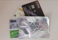 Mans vīrs katru dienu ietina savu bankas karti folijā – tikai tagad sapratu, kādēļ viņš to dara