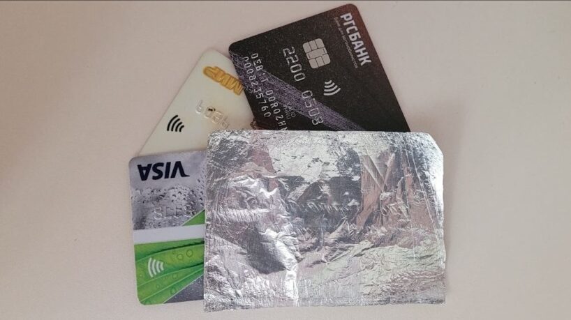 Mans vīrs katru dienu ietina savu bankas karti folijā – tikai tagad sapratu, kādēļ viņš to dara