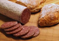 Varu droši apgalvot, ka vairs nav jēgas pirkt desu, jo ir pārbaudīta mājās gatavota salami recepte