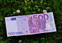 Daļa iedzīvotāju saņem naudu savos bankas kontos, taču daudzi ir samulsuši, ieraugot saņemto summu – ko darīt šādā situācijā