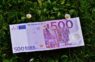 Daļa iedzīvotāju saņem naudu savos bankas kontos, taču daudzi ir samulsuši, ieraugot saņemto summu – ko darīt šādā situācijā