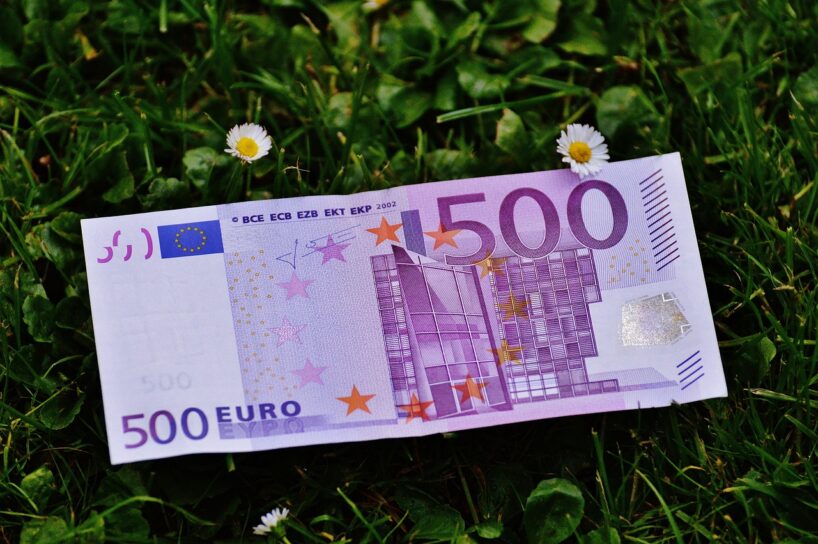 Daļa iedzīvotāju saņem naudu savos bankas kontos, taču daudzi ir samulsuši, ieraugot saņemto summu – ko darīt šādā situācijā