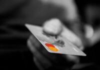 Latviete aicina bankas karšu lietotājus būt piesardzīgiem: “No jūsu kartes nauda var tikt noņemta pat jums to neapzinoties”