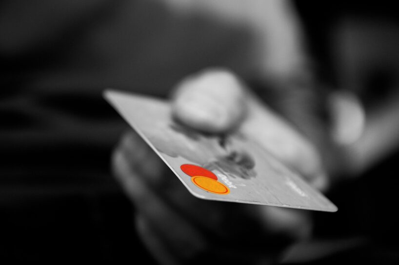 Latviete aicina bankas karšu lietotājus būt piesardzīgiem: “No jūsu kartes nauda var tikt noņemta pat jums to neapzinoties”