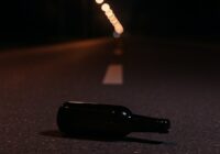 Braucot nakts stundā caur Talsiem, vīrietis uz ceļa ieraudzīja pudeli – tā tur atradās ar īpašu nolūku