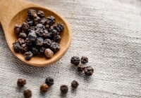 Pastāstīsim, kāpēc dārznieki apkaisa augsni ar melnajiem pipariem