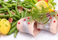 Pateicoties sinepju marinādei, siļķes iegūs burvīgu garšu