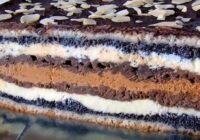 Biezpiena torte “Izšuvums”, pateicoties kafijas slānim, tā ir eleganta, kā no restorāna