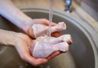 Kāpēc vistu nevajadzētu mazgāt pirms gatavošanas – 7 kulinārijas kļūdas, ko pieļauj saimnieces