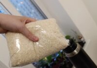 Neparasts rīsu pielietojums ikdienas dzīvē – kāpēc tie jāieliek termosā un jāierīvē drēbēs