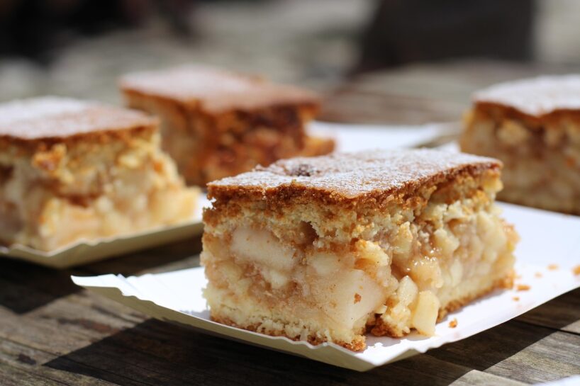 Kraukšķīgais ābolu pīrāgs “Trīs glāzes”