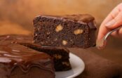 Gardā šokolādes torte bez miltiem un olām – vienkārši sasmalcinu cepumus un sajaucu ar glazūru: gatava tikai 15 minūtēs Gardā šokolādes torte bez miltiem un olām – vienkārši sasmalcinu cepumus un sajaucu ar glazūru: gatava tikai 15 minūtēs