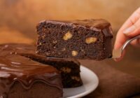 Gardā šokolādes torte bez miltiem un olām – vienkārši sasmalcinu cepumus un sajaucu ar glazūru: gatava tikai 15 minūtēs