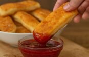 Kad mājās ir biezpiens un pāris āboli, 20 minūtēs pagatavoju vismaigākos plācenīšus, ko ģimene apēd uzreiz Kad mājās ir biezpiens un pāris āboli, 20 minūtēs pagatavoju vismaigākos plācenīšus, ko ģimene apēd uzreiz