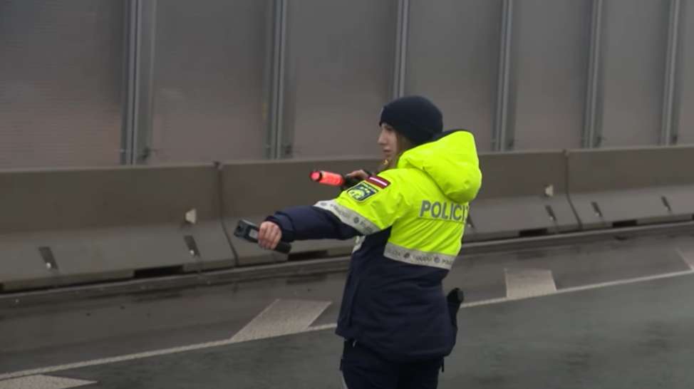 No 16. septembra sāka atņemt vadītāja apliecības par braukšanu bez jakas: autovadītājiem sagādāja jaunu pārsteigumu – kurā valstī