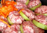 Pildīti kabači ar maloto gaļu un rīsiem, sautēti tur pat pannā samtainā krējuma mērcē