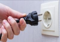 Izslēgtā veidā tērē 30% no visa maksājamā rēķina: Elektrības ierīces, kuras obligāti jāizslēdz no rozetes
