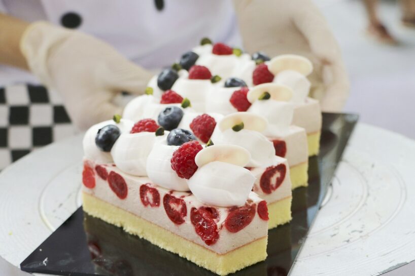 Eleganta flamingo torte ar maigu citronu krēmu, ko gatavoju katriem svētkiem