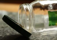 Jauns triks kā patiešām viegli noņemt etiķetes no burkām, pudelēm – jāsajauc tikai 2 sastāvdaļas