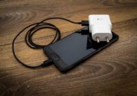Man zināms speciālists no Ogres paskaidroja, kāpēc nevajadzētu atstāt telefonu lādēties uz nakti — uzzinot iemeslu, vairs tā nedaru
