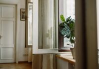 Praksē pārbaudītas metodes kā notīrīt podu nospiedumus no palodzēm