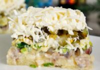 Vienkārša un garda recepte salātiem “Siļķe zem sniega”, kas lieliski iederas gan svētku, gan ikdienas galdam Vienkārša un garda recepte salātiem “Siļķe zem sniega”, kas lieliski iederas gan svētku, gan ikdienas galdam