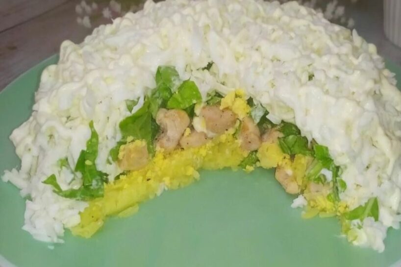 Mani mīļākie daudzslāņu salāti ar vistu un ķīnas kāpostu – tik garšīgi, ka ģimene tos apēd momentā