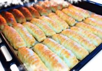 Pilns šķīvis maiguma pie tējas – gardās biezpiena trubiņas, kas kūst mutē