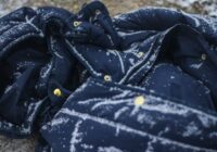 Vienkāršs veids kā attīrīt taukainas dūnu jakas piedurknes bez mazgāšanas Vienkāršs veids kā attīrīt taukainas dūnu jakas piedurknes bez mazgāšanas