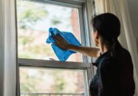 Pāris pilieni uz litru ūdens – šāds līdzeklis nomazgā logus līdz spīdumam bez švīkām un aizsvīšanas Pāris pilieni uz litru ūdens – šāds līdzeklis nomazgā logus līdz spīdumam bez švīkām un aizsvīšanas