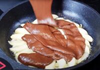 Cepeškrāsns nav vajadzīga — pīrāgs pannā tikai 15 minūtēs, kas sanāk īpaši sulīgs un aromātisks Cepeškrāsns nav vajadzīga — pīrāgs pannā tikai 15 minūtēs, kas sanāk īpaši sulīgs un aromātisks