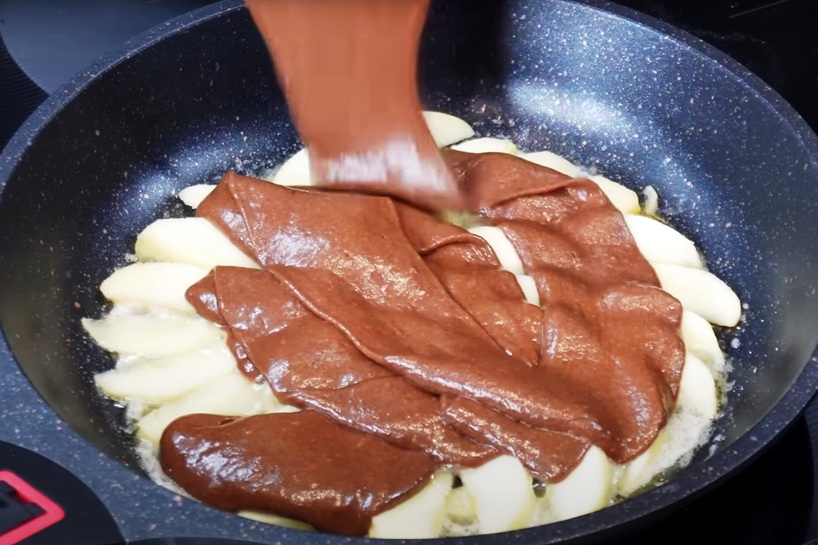 Cepeškrāsns nav vajadzīga — pīrāgs pannā tikai 15 minūtēs, kas sanāk īpaši sulīgs un aromātisks