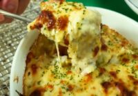 Sulīgā ķirbja mērce un kraukšķīgā siera garoziņa pārvērš vienkāršas vakariņas īstā garšas baudījumā