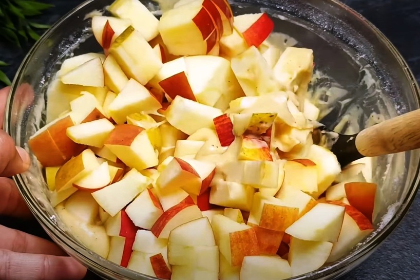 Vecmāmiņas lieliskā recepte ābolu pīrāgam, kas garšo visiem un vienmēr izdodas