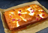 Cepu šo pīrāgu visu gadu — recepte ar krējuma pildījumu, kas lieliski izdodas arī ar saldētām ogām