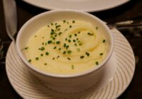 Kartupeļu biezenis būs krēmīgs un bez kunkuļiem, ja katlā pievieno divas vienkāršas sastāvdaļas Kartupeļu biezenis būs krēmīgs un bez kunkuļiem, ja katlā pievieno divas vienkāršas sastāvdaļas